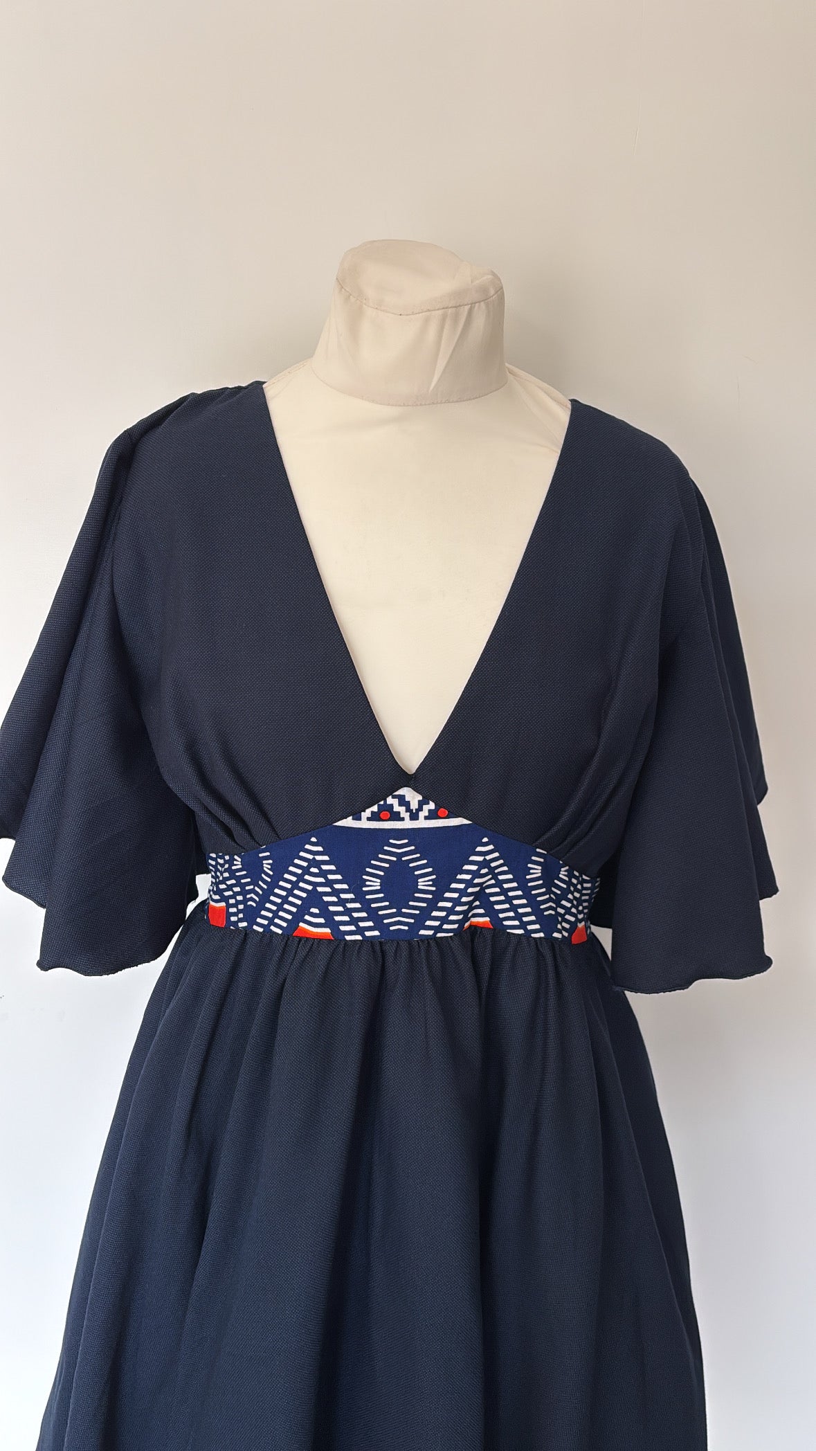 Robe bleue marine détails en Wax tissu africain avec poches