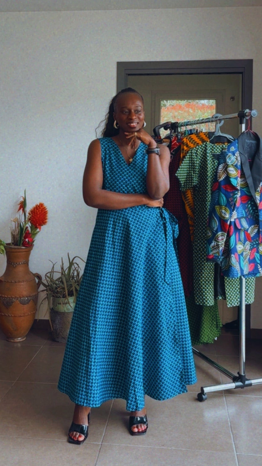 Robe Portefeuille croisée en Wax tissu africain bleu avec poches motif écailles