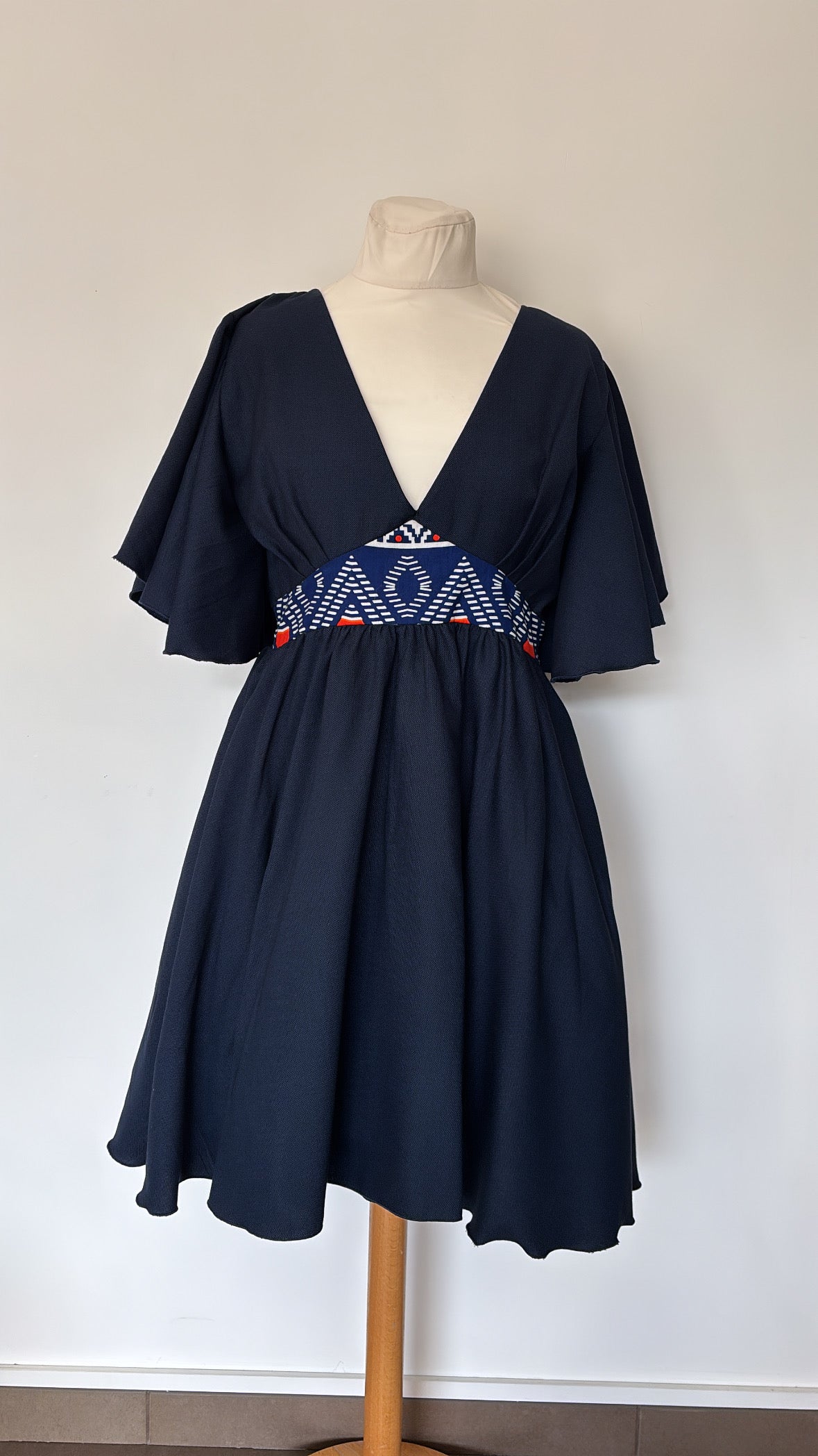 Robe bleue marine détails en Wax tissu africain avec poches