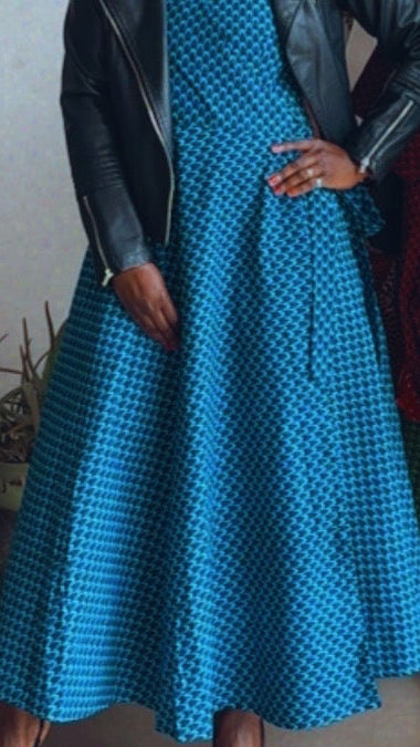 Robe Portefeuille croisée en Wax tissu africain bleu avec poches motif écailles