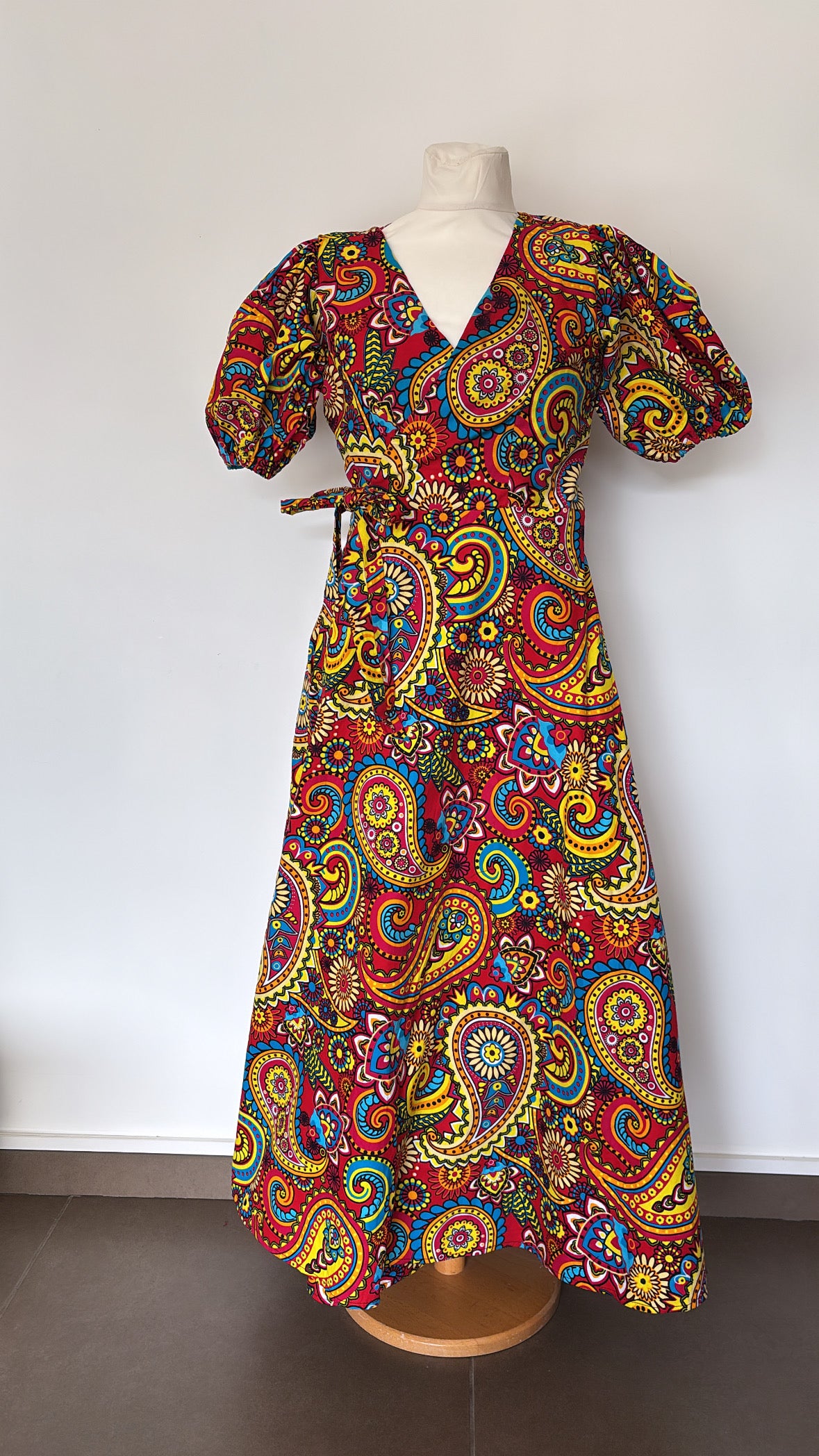 Robe croisée Wax multicolore avec manches