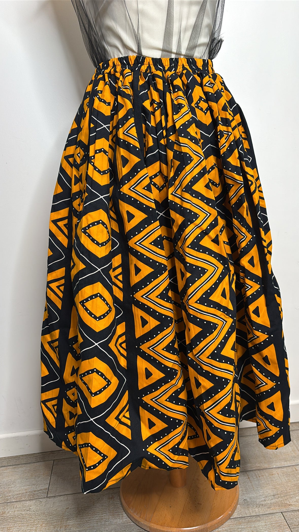Jupe mi longue africaine en wax motifs jaune et noir plissée