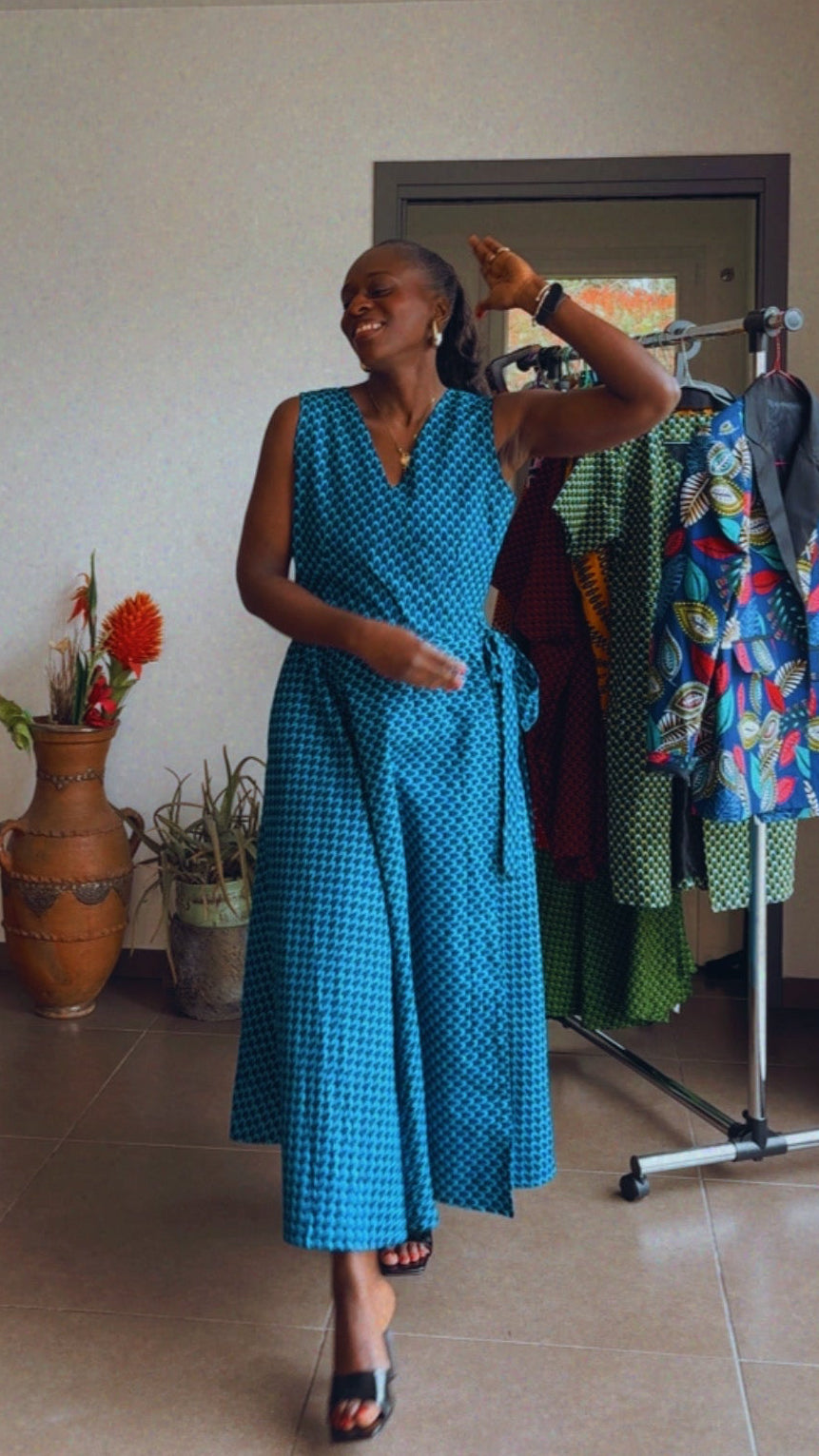 Robe Portefeuille croisée en Wax tissu africain bleu avec poches motif écailles