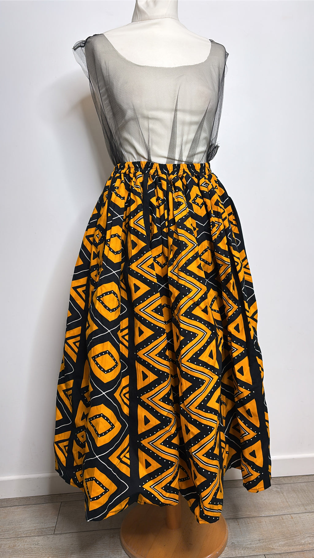 Jupe mi longue africaine en wax motifs jaune et noir plissée