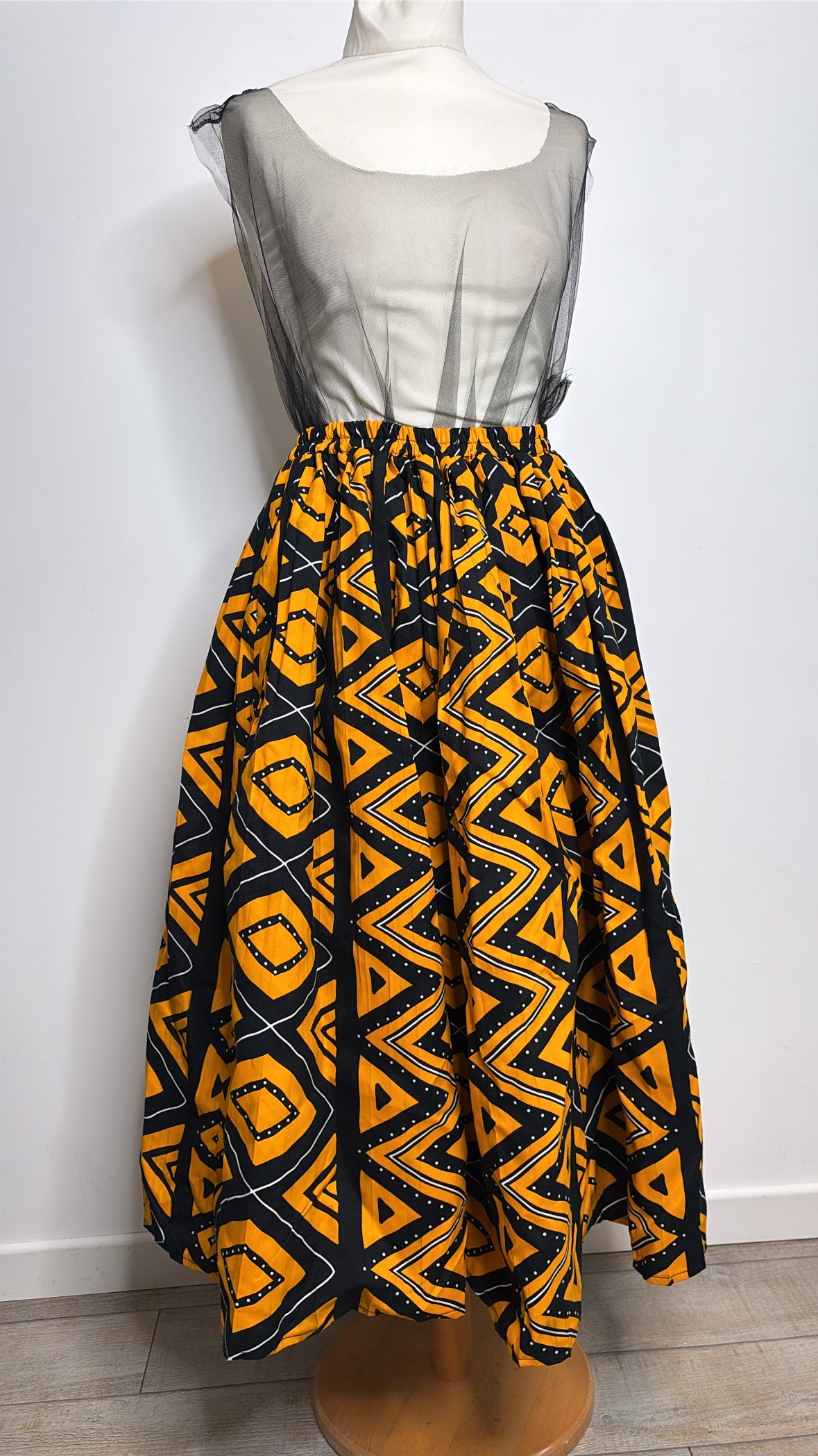 Jupe mi longue africaine en wax motifs jaune et noir plissée