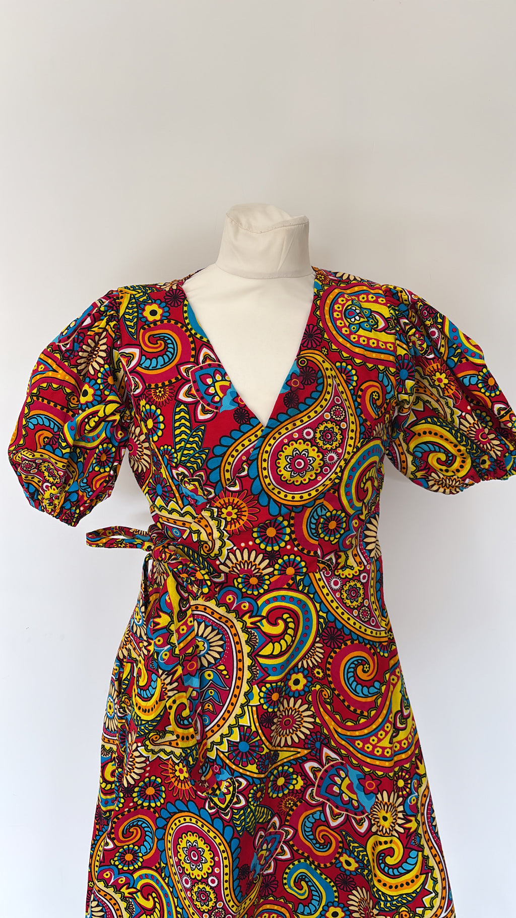 Robe croisée Wax multicolore avec manches