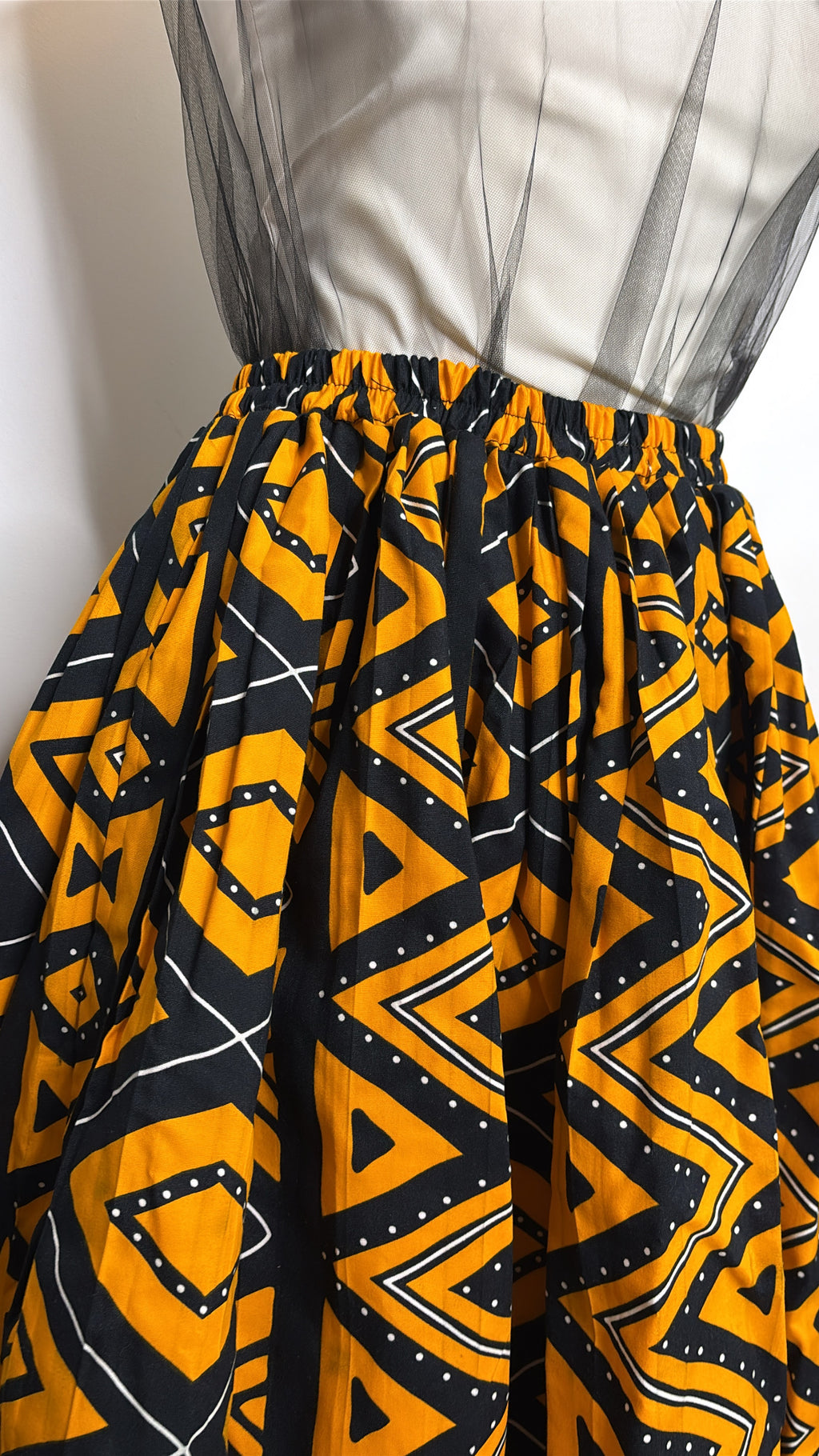 Jupe mi longue africaine en wax motifs jaune et noir plissée