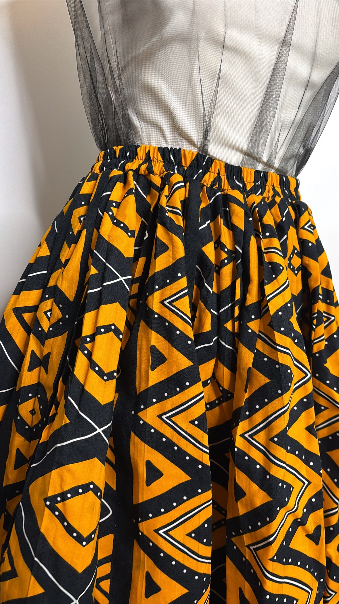 Jupe mi longue africaine en wax motifs jaune et noir plissée