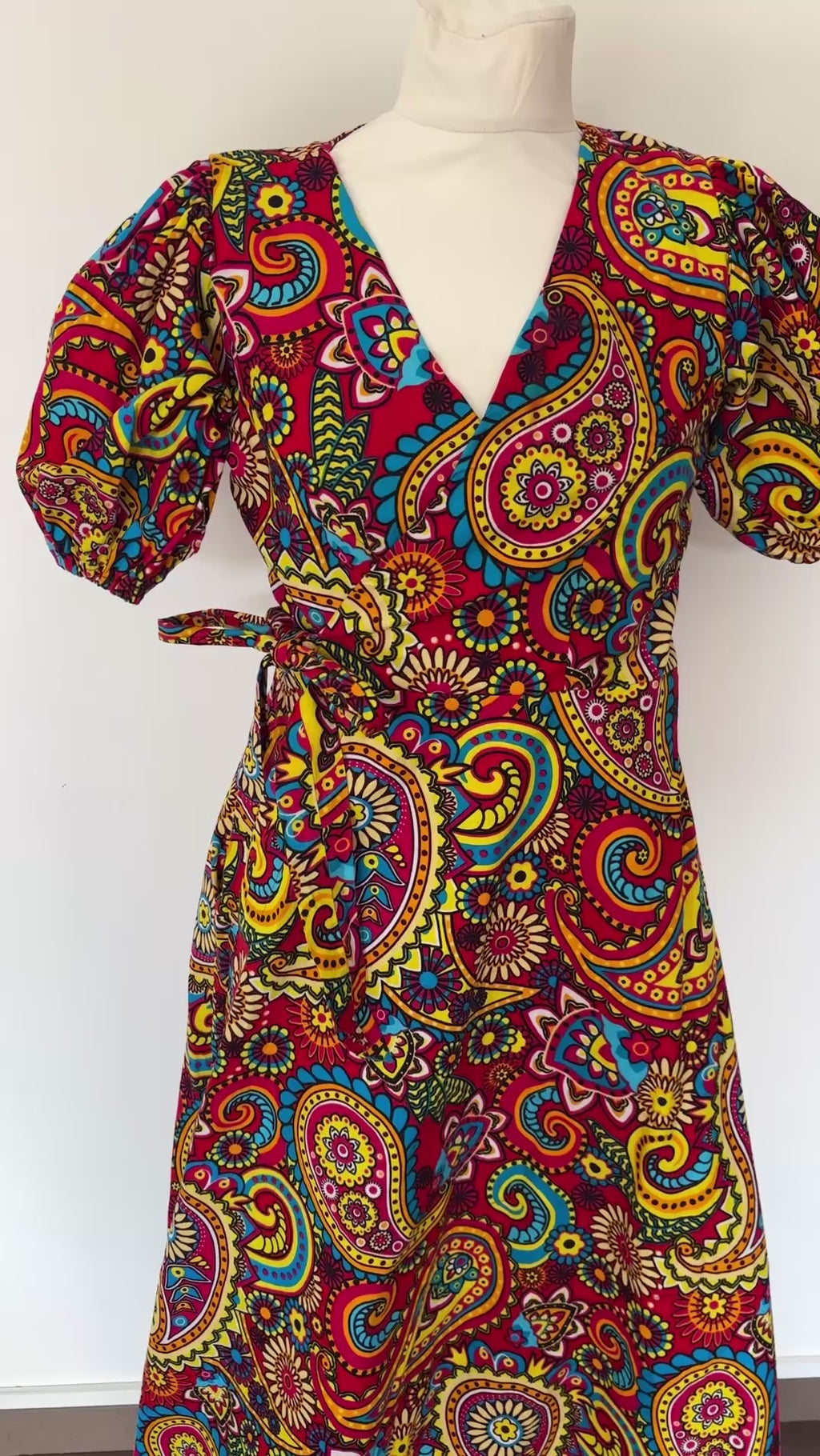 Robe croisée Wax multicolore avec manches